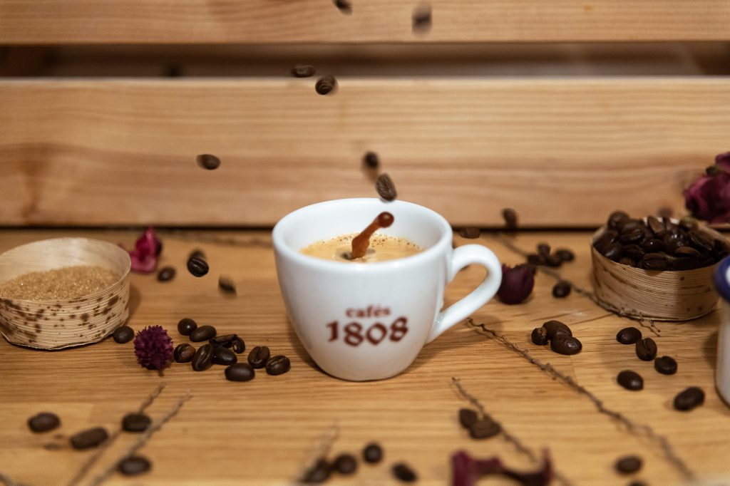 Café espresso caliente en mesa de madera