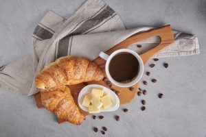 Desayuno con expresso, croissant y queso